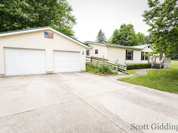 206 E 1st St, Stanton, MI 48888