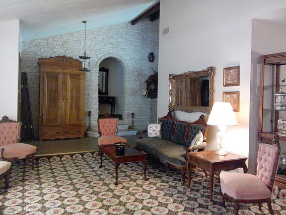 4th image of 338 Valley Dr