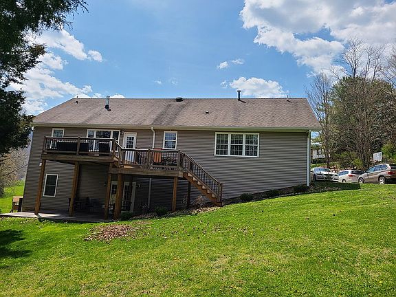 5th image of 380 Kennedy Dr