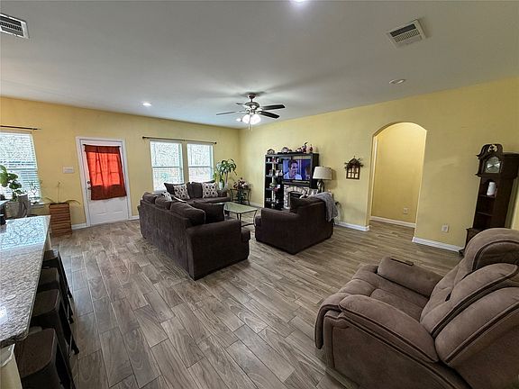 5th image of 1010 Armstrong Rd