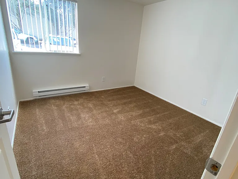 Willow Creek Apartments — Photo 28