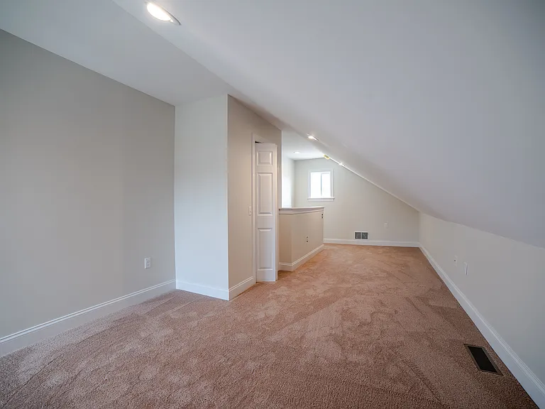 570 W Louther St — Photo 16