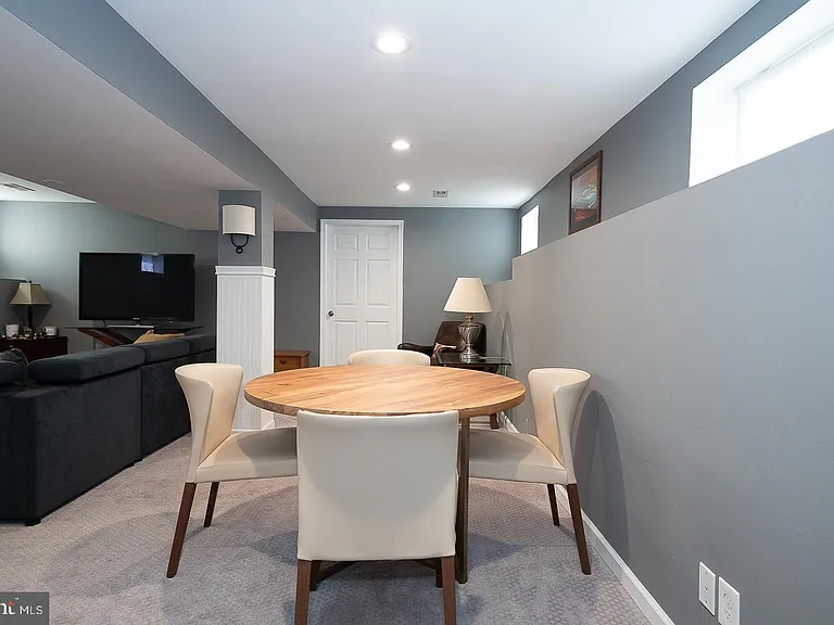 586 Summit St — Photo 34