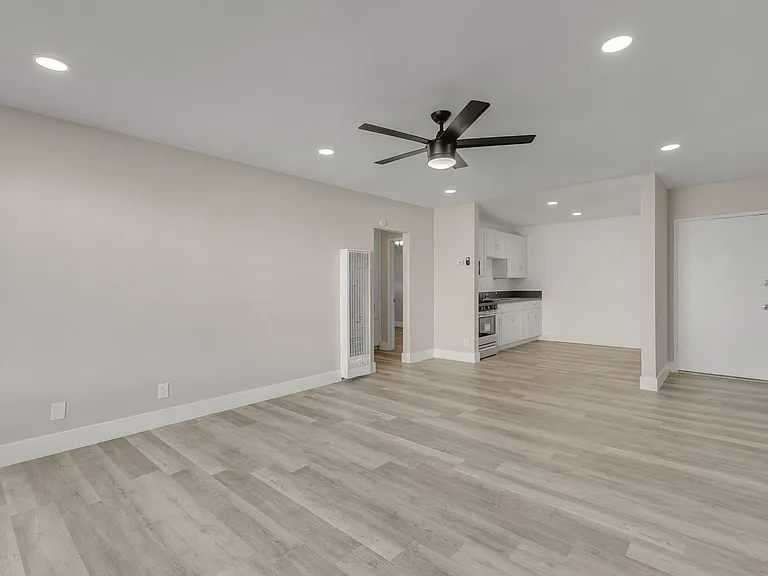 4500 N Lakewood Blvd — Photo 17