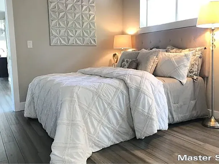596 N Larch St — Photo 17