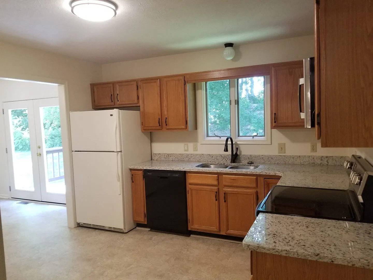 3 Bedroom Single Family House — Photo 3