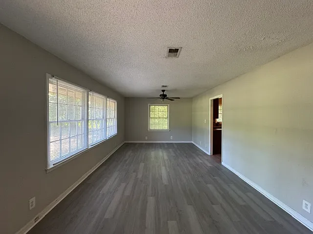 Building Photo - 2534 Huntington Dr