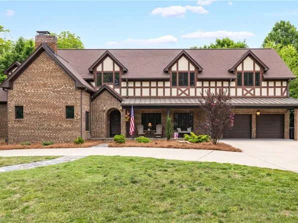 7 Mock St, Thomasville, NC 27360