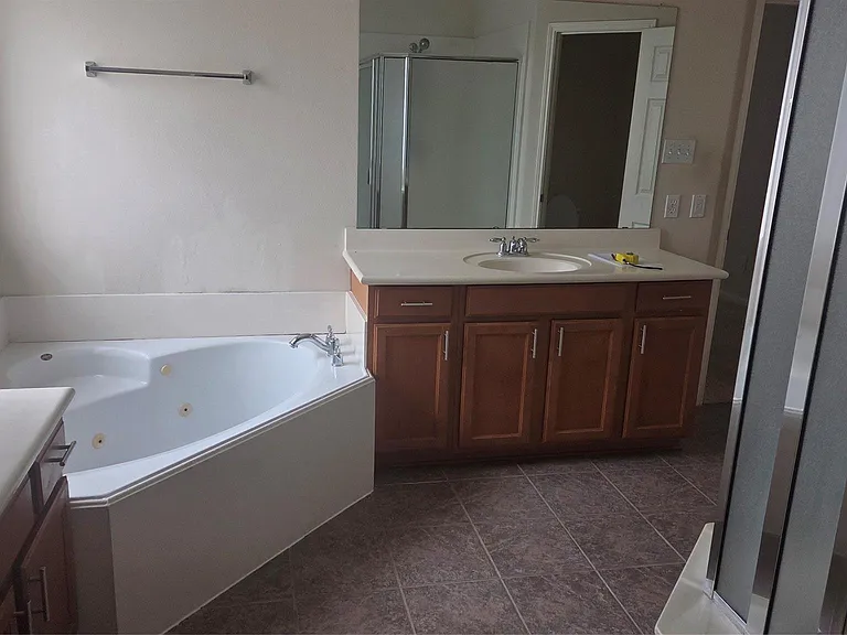 2103 Trinity Manor Ln — Photo 17