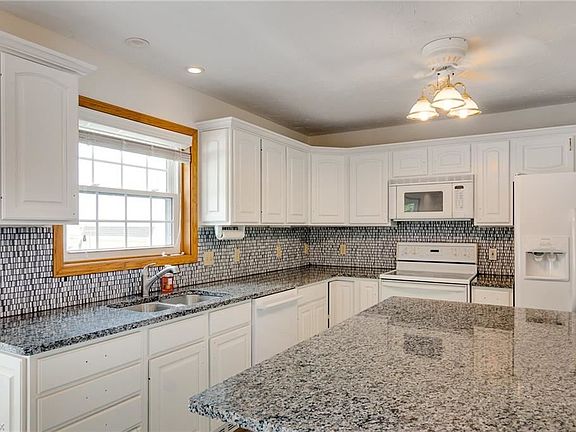 2nd image of 12541 Lovers Ln