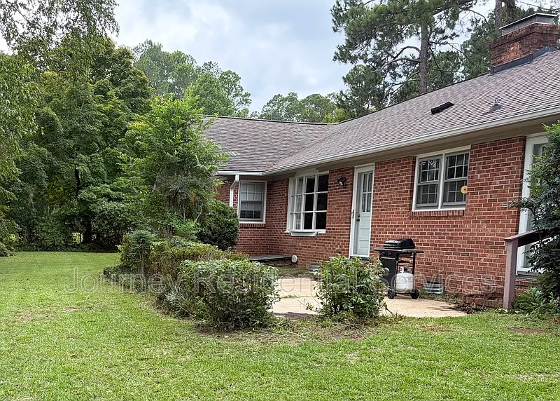 3 bed, 2.0 bath, 2024 sqft, $2,200 — Photo 2