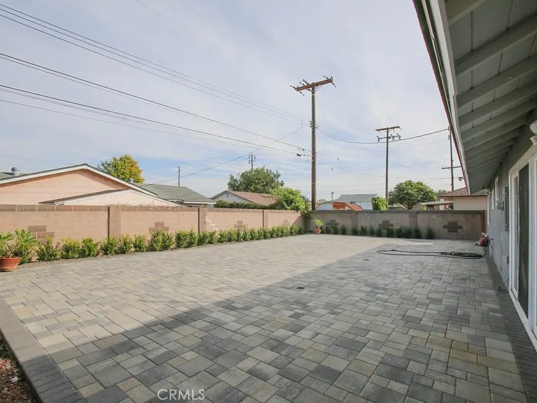 15952 Standish Ln — Photo 18