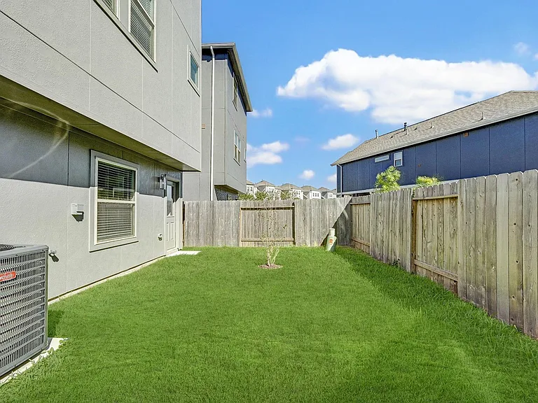1918 Kirby Landing Dr — Photo 41