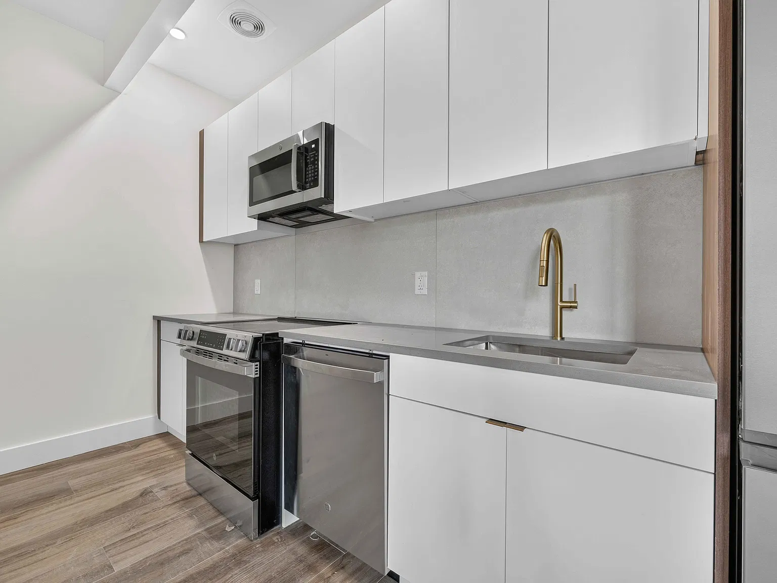 157 Hawthorne Avenue — Photo 3