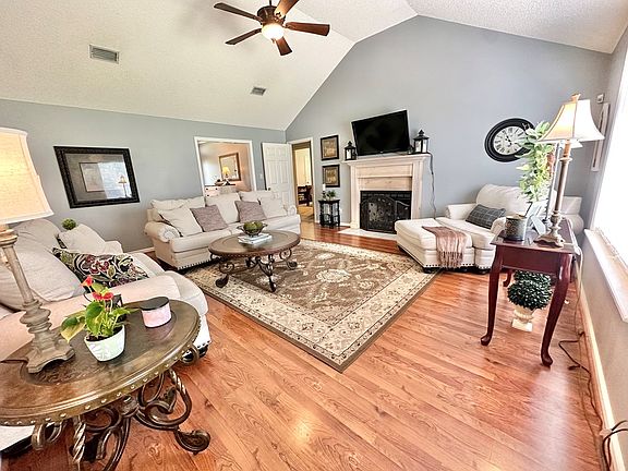 5th image of 3943 Sweetwater Dr