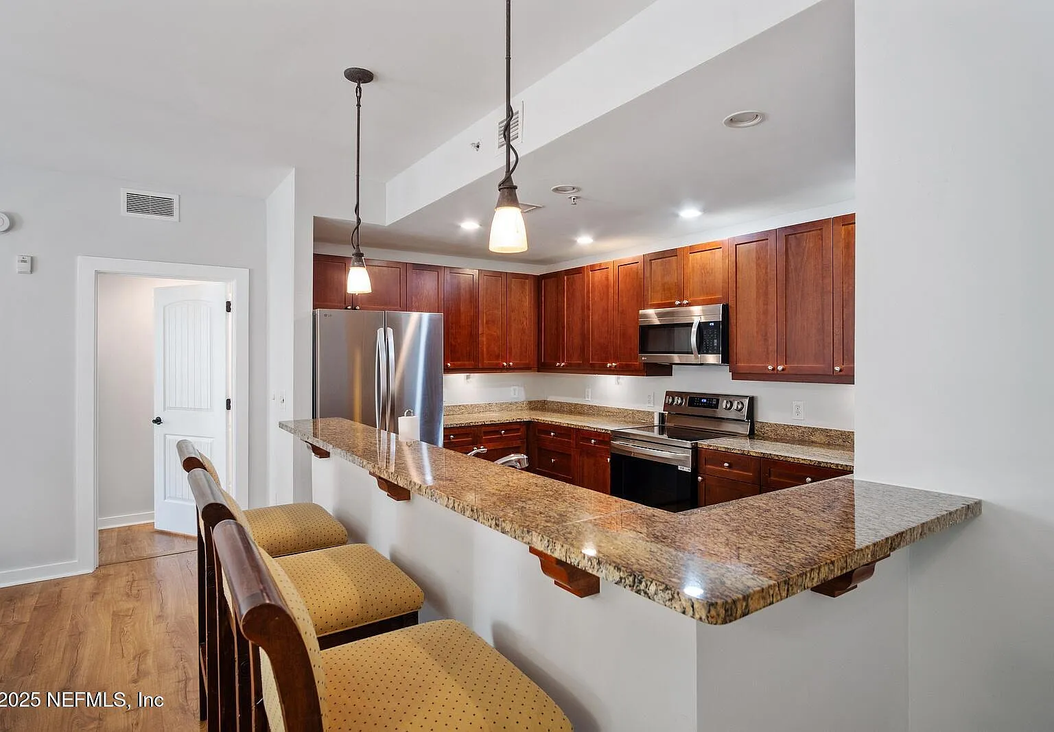 3 bed, 3.0 bath, 1587 sqft, $4,500 — Photo 3