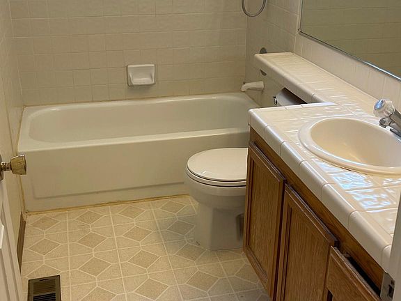 4th image of 802 Derry Cir #869