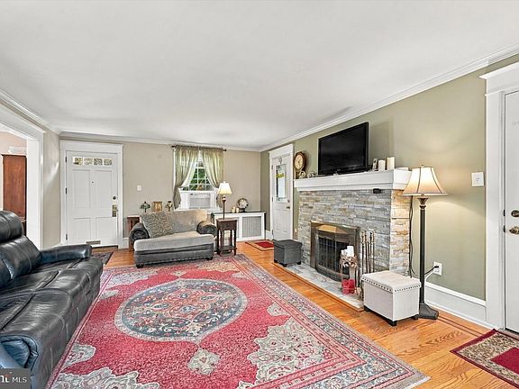 4th image of 748 Edmonds Ave
