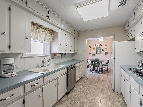 3rd image of 608 Deer Dr