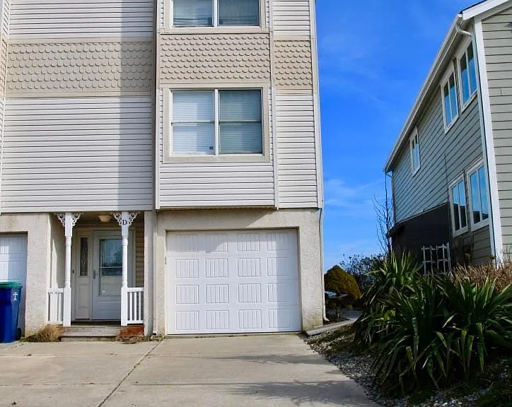 1101 E Shore Dr #D — Photo 2