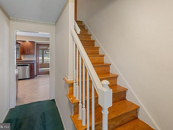 5th image of 11 Pine Ave