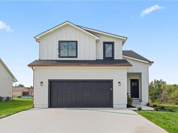 2004 SE Oak Ridge Dr, Oak Grove, MO 64075