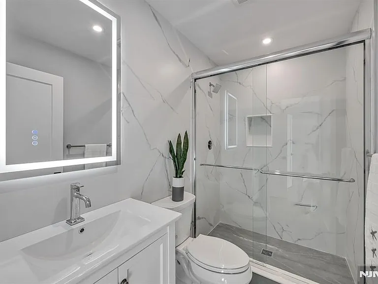 2449 Camner St — Photo 33