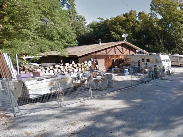 101 Golfwood Rd, Beverly Shores, IN 46301