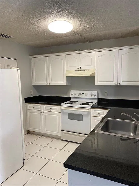 3 bed, 1217 sqft, $2,350 — Photo 2