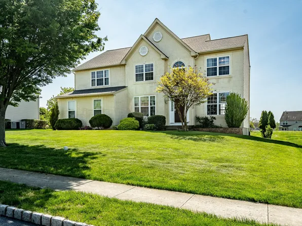 13 Meadowside Dr, Douglassville, PA 19518