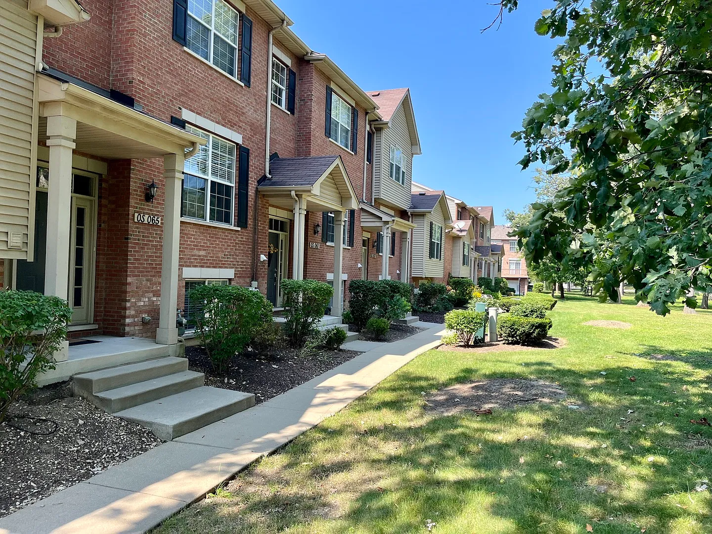 3 bed, 2.5 bath, 2244 sqft, $3,100 — Photo 2