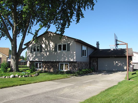 AMPLE PARKING IN DRIVEWAY