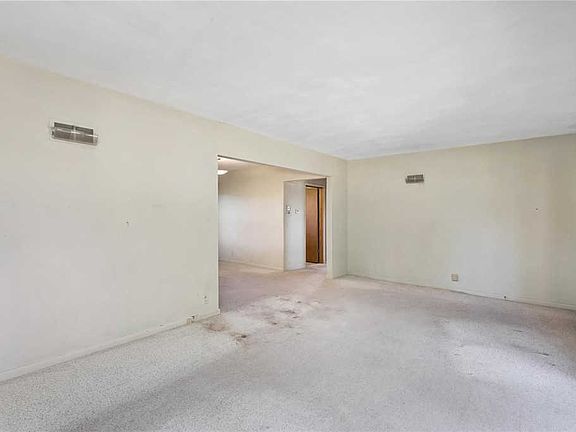 5th image of 8466 Hampstead Dr