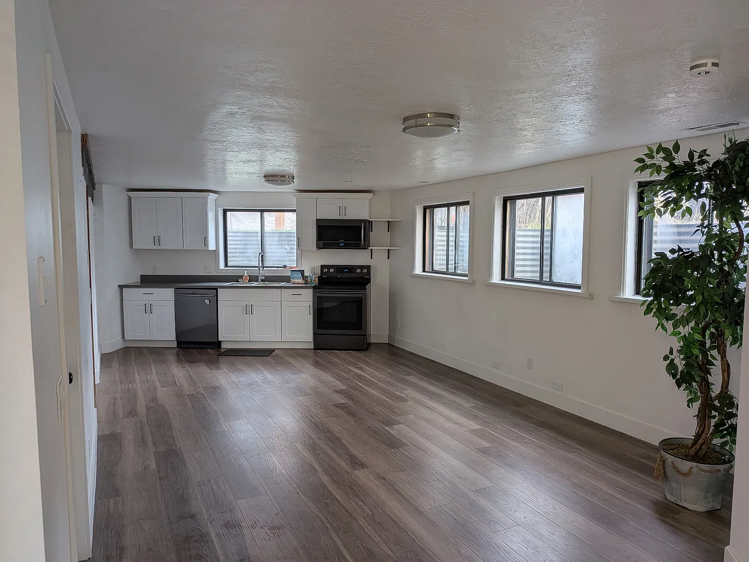 2 bed, 1050 sqft, $1,350 — Photo 2