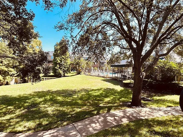 2915 Pointeview Dr — Photo 25
