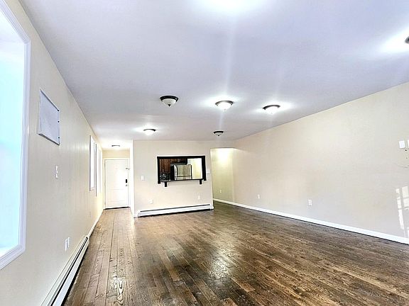 5th image of 19020 Woodhull Ave Floor 2