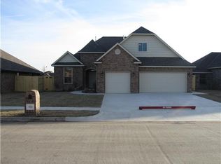 924 SW 14th St, Moore, OK 73160