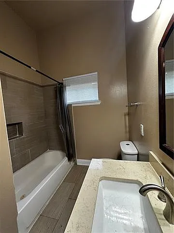 2231 Franklin Ave — Photo 4