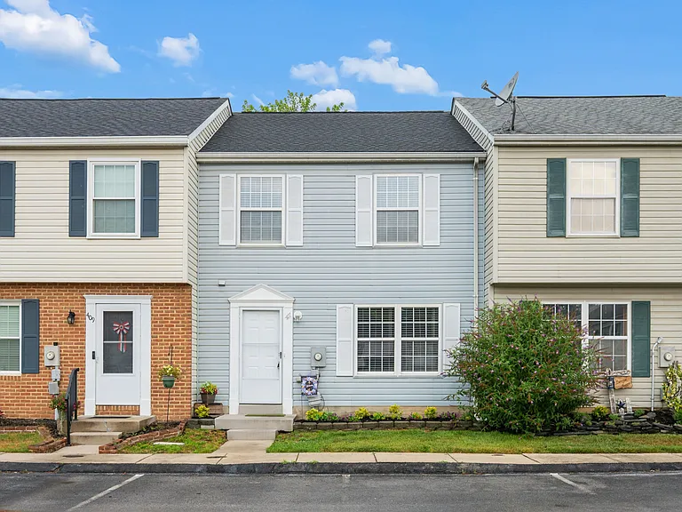 411 Old Oak Pl #1 — Photo 2
