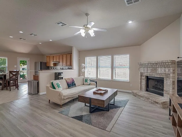 2724 Kickapoo Cavern Dr — Photo 6