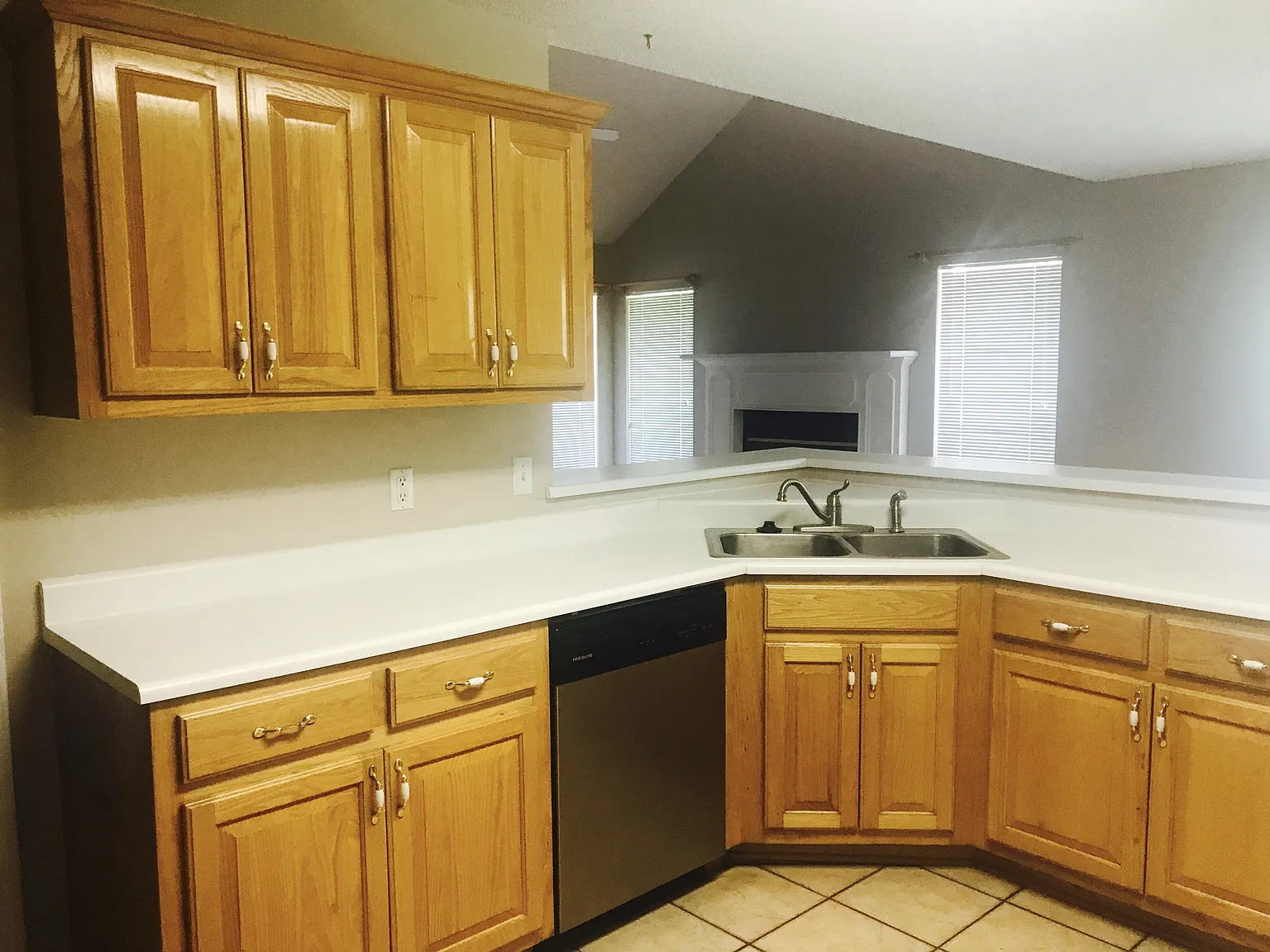 4 bed, 2.5 bath, 2027 sqft, $2,100 — Photo 3