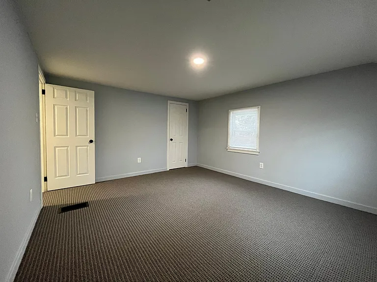 560 W North St — Photo 15