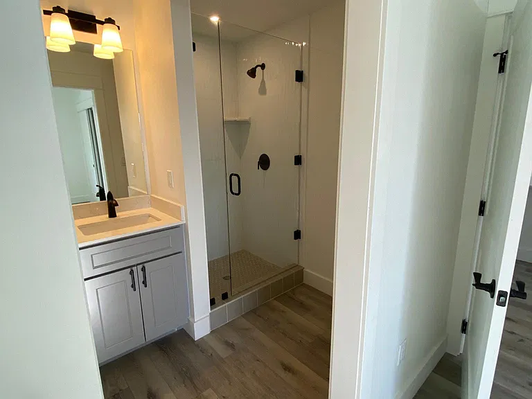 Ensuite Bathroom 2