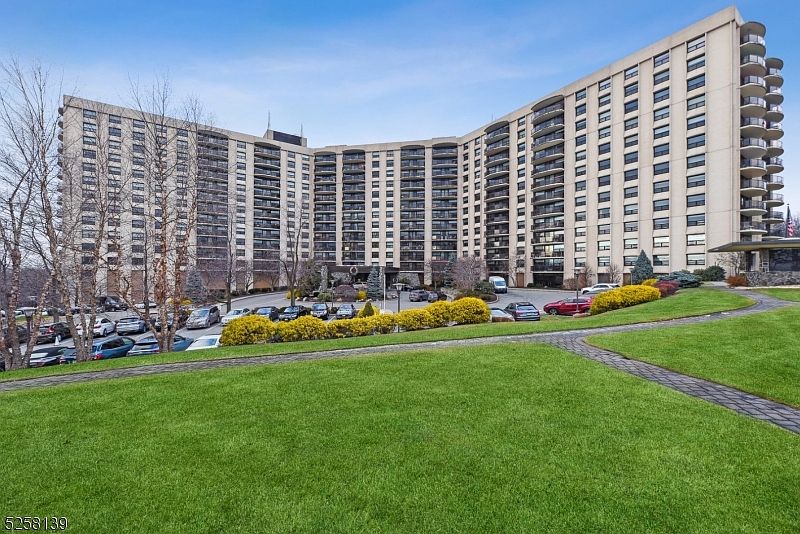 1st image of 2 CLARIDGE DRIVE-11EW