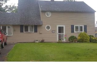 11 Grapevine Rd, Levittown, PA 19057