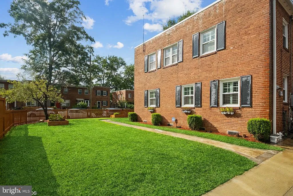 3 bed, 1.5 bath, 1024 sqft, $3,300 — Photo 3