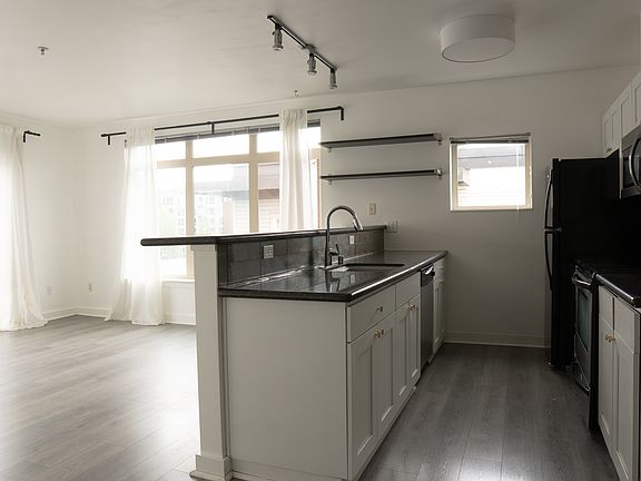 3rd image of 1620 Belmont Ave Unit 631