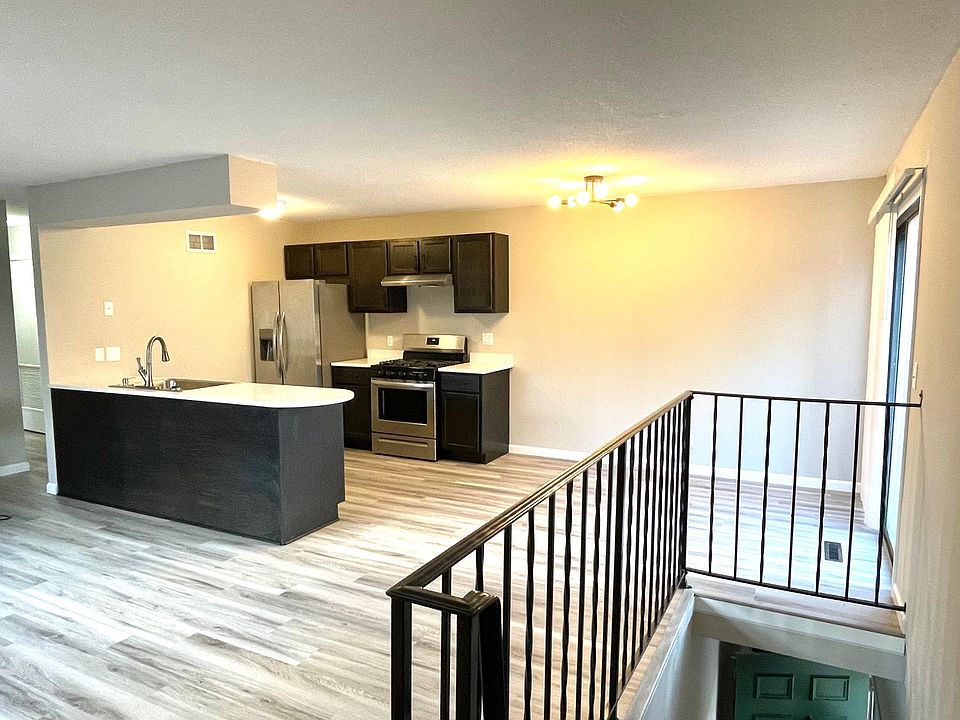 ALL NEW, WAYZATA SCHOOLS 2BD/1BA, AWESOME PLYMOUTH LOCATION WALK TO ALL SHOPS/TRAILS/PARKERS LAKE/DINING/GROCERY