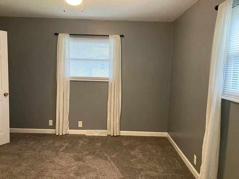 513 E Silver St — Photo 18