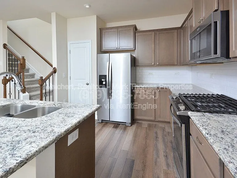 409 Vassar Dr — Photo 1